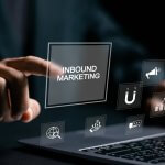 5 Schritte zur Inbound Marketing Strategie, Hologram mit Tastatur und Fingern