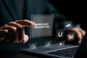 5 Schritte zur Inbound Marketing Strategie, Hologram mit Tastatur und Fingern